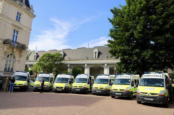 Львівська ОВА та благодійники передали бойовим підрозділам 7 карет швидкої допомоги та 2 пікапи