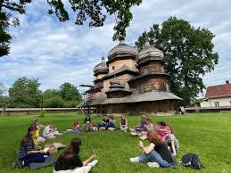 В межах проєкту «Терапія мандрами» військовослужбовці, ветерани та члени їхніх сімей здійснили мандрівку до Дрогобича та села Новошичі