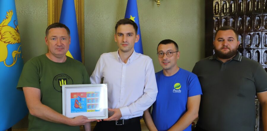«Марка незламності. Там, де росте дім»: очільнику області вручили символічну поштову марку на підтримку українських біженців