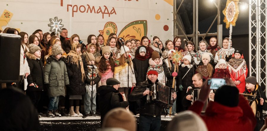Снігова казка та гаряча коляда: як у дворику «Сокола» славили Різдво.