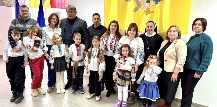 Начальник Яворівської районної державної адміністрації Ярослав Коминський нагородив учасників конкурсу дитячого малюнка «Світло моїх мрій».