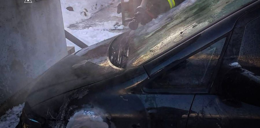 Івано-Франківська територіальна громада: на подвір’ї загорівся автомобіль