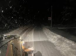 Цієї ночі автошляхи Львівщини розчищали 169 одиниць спецтехніки