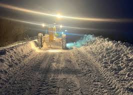 Цієї ночі автошляхи Львівщини розчищали 125 одиниць спецтехніки