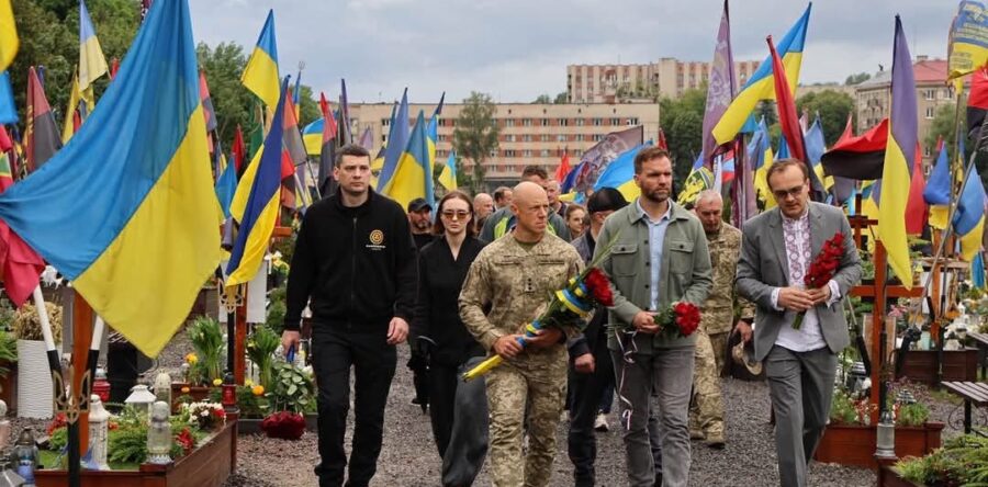 Державний секретар з питань оборони Нідерландів Дерек Босвійк вшанував пам’ять полеглих на Личаківському кладовищі