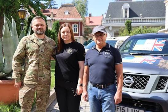 Британські благодійники передали українським захисникам ще 20 позашляховиків