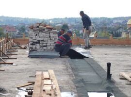 У Шклівському ЗЗСО І-ІІІ ступенів ім. М. Корчака тривають роботи з відновлення покрівлі, яка перебувала у незадовільному технічному стані та протікала
