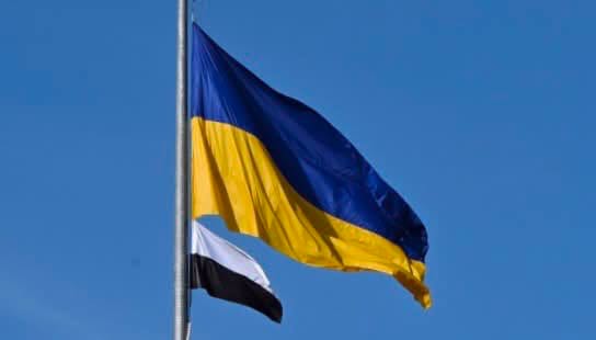 На площі Героїв Мостиської громади було піднято біло-чорний стяг