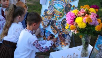 У Берегівській гімназії вшанували пам’ять шістьох Героїв громади – Степана Леськіва, Мирона Почебіта, Андрія Клака, Івана Слоцького, Ігоря Дмитришина та Руслана Стеци, які віддали життя за Україну