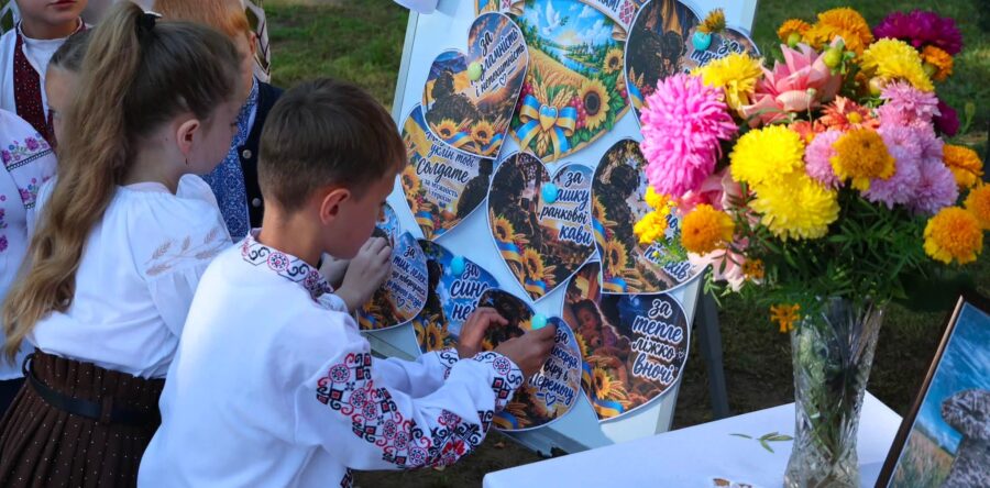 У Берегівській гімназії вшанували пам’ять шістьох Героїв громади – Степана Леськіва, Мирона Почебіта, Андрія Клака, Івана Слоцького, Ігоря Дмитришина та Руслана Стеци, які віддали життя за Україну