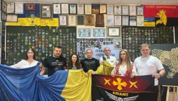 Пошкоджений обстрілами прапор із Краматорська виставлять на благодійний аукціон: кошти спрямують на дрони для Сил оборони