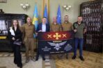 Військові 39 ОББпС передали Львівщині на знак вдячності за підтримку прапор із Краматорська