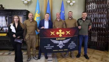 Військові 39 ОББпС передали Львівщині на знак вдячності за підтримку прапор із Краматорська