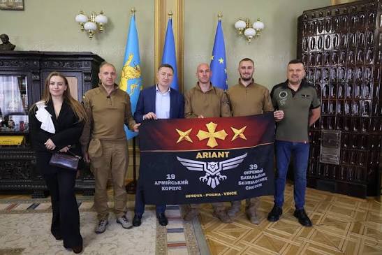 Військові 39 ОББпС передали Львівщині на знак вдячності за підтримку прапор із Краматорська