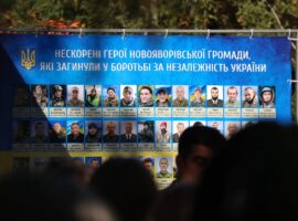 У День захисників і захисниць України на Алеї Пам’яті Героїв Новояворівська громада молилась за всіх, хто тримає небо й землю України, віддає свої сили, здоров’я заради перемоги та миру