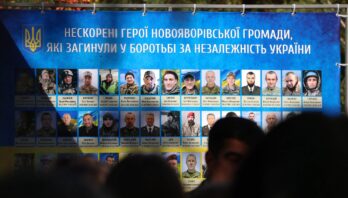У День захисників і захисниць України на Алеї Пам’яті Героїв Новояворівська громада молилась за всіх, хто тримає небо й землю України, віддає свої сили, здоров’я заради перемоги та миру