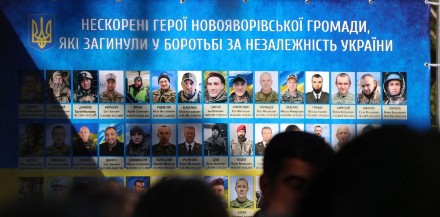 У День захисників і захисниць України на Алеї Пам’яті Героїв Новояворівська громада молилась за всіх, хто тримає небо й землю України, віддає свої сили, здоров’я заради перемоги та миру
