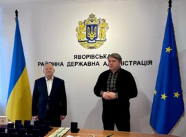 Начальник Яворівської РВА Ярослав Коминський подякував захисникам та вручив відзнаки за службу Україні