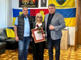 Начальник Яворівської РВА Ярослав Коминський відзначив директорку Краковецького ЗДО Лесю Лисак з нагоди Дня працівників освіти та 25-річчя професійної діяльності