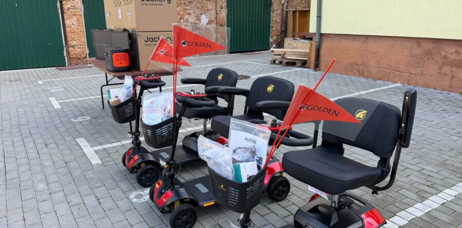 Ще 3 електроскутери та 10 зарядних станцій отримали ветерани Яворівської громади