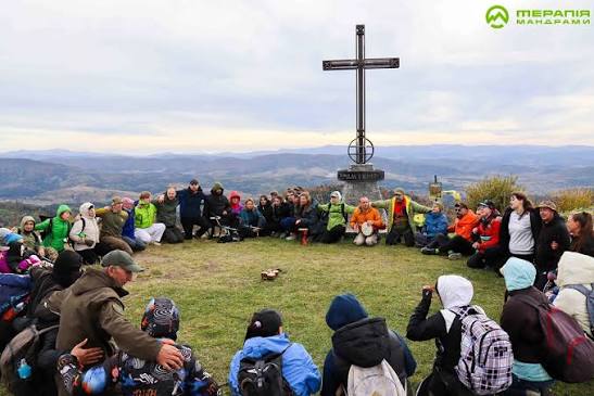 Осінні гори, жива музика і незабутня атмосфера: якою була ветеранська мандрівка Росохацькими полонинами в межах «Терапії мандрами»